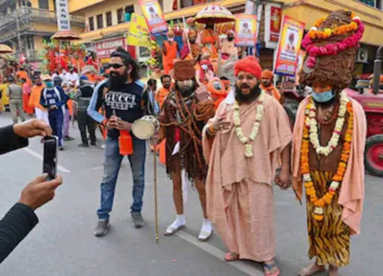 Kumbh Mela 2025: महाकुंभ में जाने की बना रहे हैं योजना तो जानें इस दौरान क्या पहनें