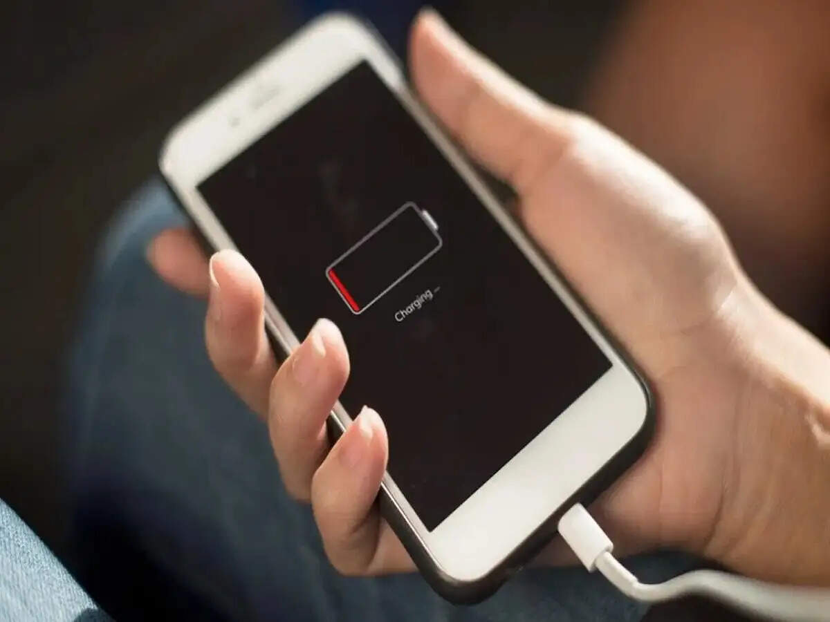 Smartphone Battery Update- क्या फोन की बैटरी जल्दी खत्म हो जाती हैं, चार्जिंग की ये गलतियां असर डालती हैं बैटरी पर