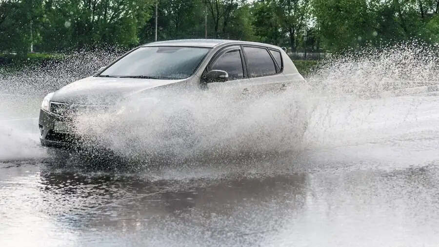 Car Care Tips-  क्या रोड़ पर भरा हैं पानी, गाड़ी को खराब होने से बचाने के टिप्स जानें
