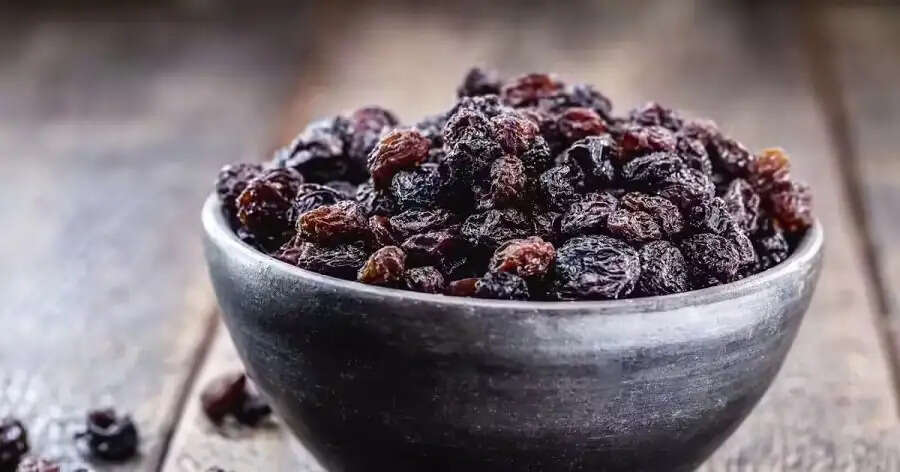 Health Tips-&nbsp;&nbsp;भीगी हुई काली किशमिश के सेवन से मिलते हैं ये फायदे, जानिए पूरी डिटेल्स