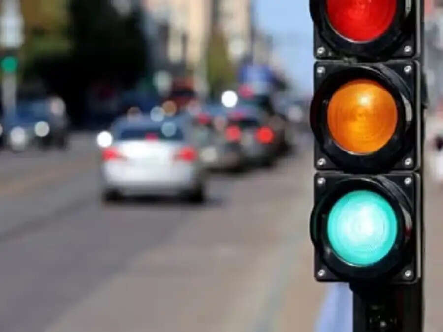 Traffic Rules- रेड लाइट तौड़ने पर होता हैं इतना चालान, कहीं आपने तो नहीं तौड़ दी