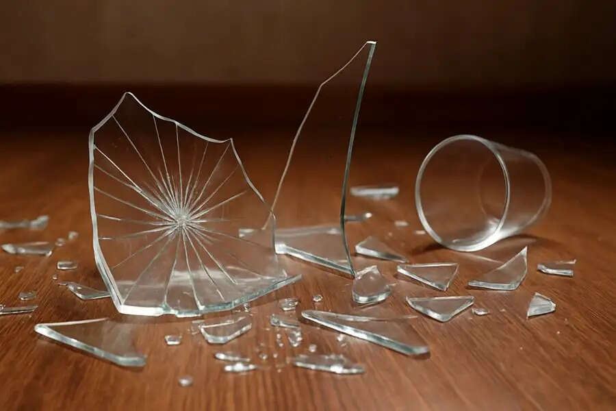 Vastu Tips- क्या घर में कांच टूट गया हैं, जानिए ये शुभ होता हैं या अशुभ