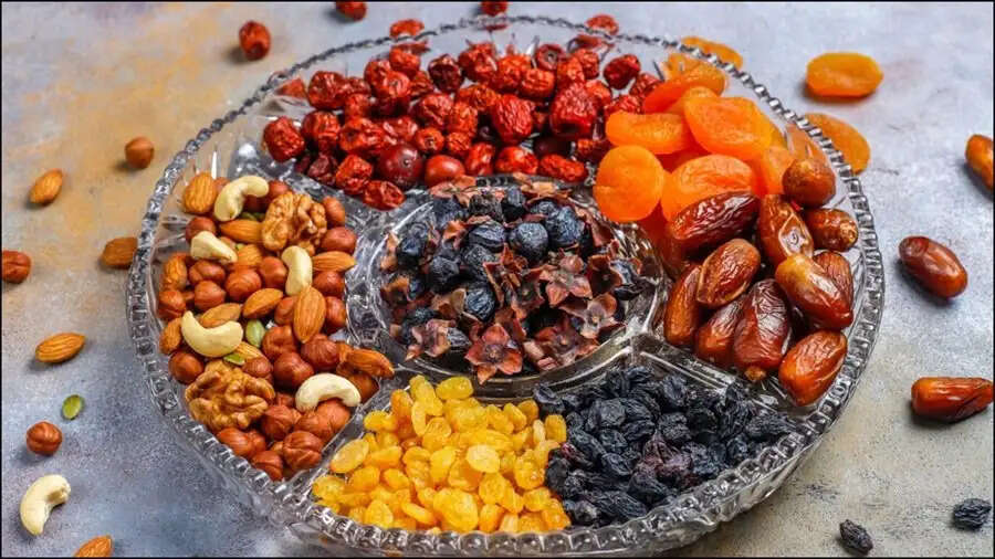 Health Tips-  गर्मी में स्वस्थ रहने के इन ड्राई फ्रूट्स का करें सेवन, जानिए इनके बारे में