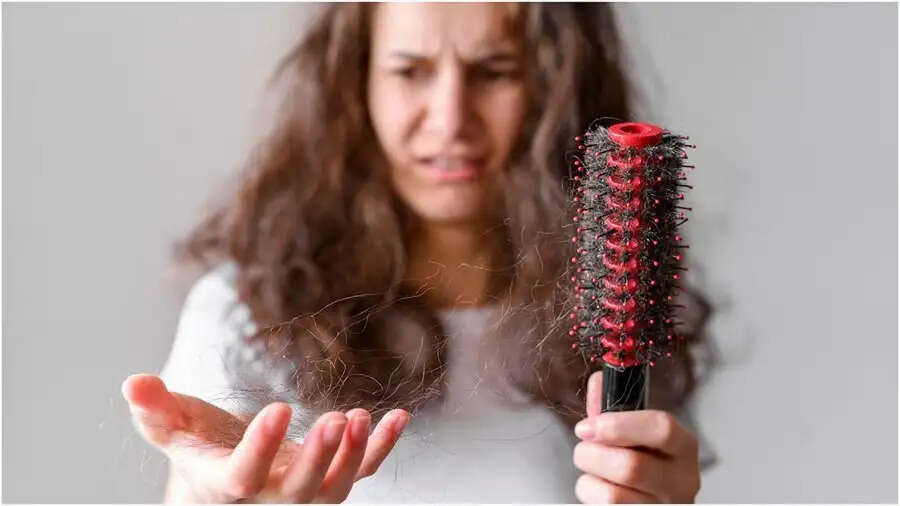 Hair Care Tips- बारीश के मौसम बहुत अधिक बाल झड़ रहे है, तो अपनाएं ये देसी नुस्खे