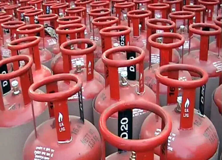 Commercial LPG सिलेंडर की कीमत में हो गई बढ़ोतरी, अब मिलेगा इतने में