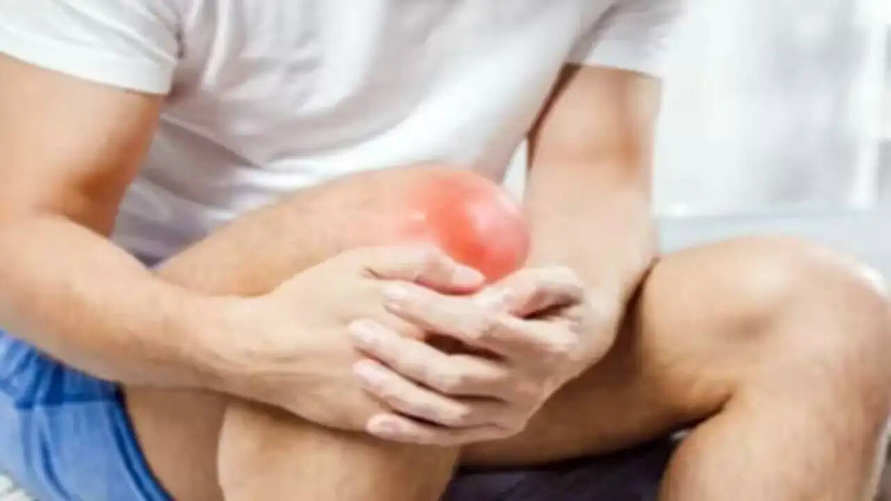 Health Tips- बुढ़ापे में भी रहेगी हड्डियां मजबूत, बस गुड़ के साथ खाना शुरु करें ये चीज