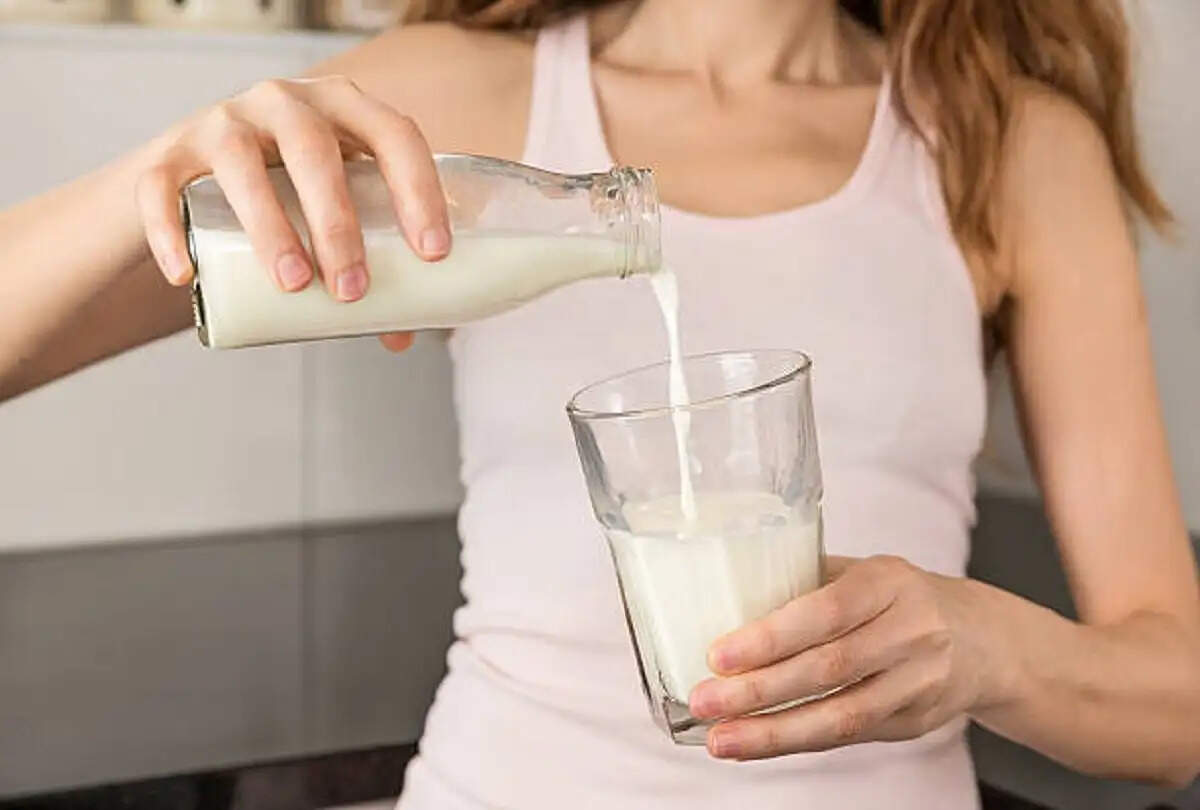 Health Tips- निखरी त्वचा और मजबूत इम्यूनिटी के लिए दूध में मिलाकर पिएं ये चीज, जानिए इसके बारे में