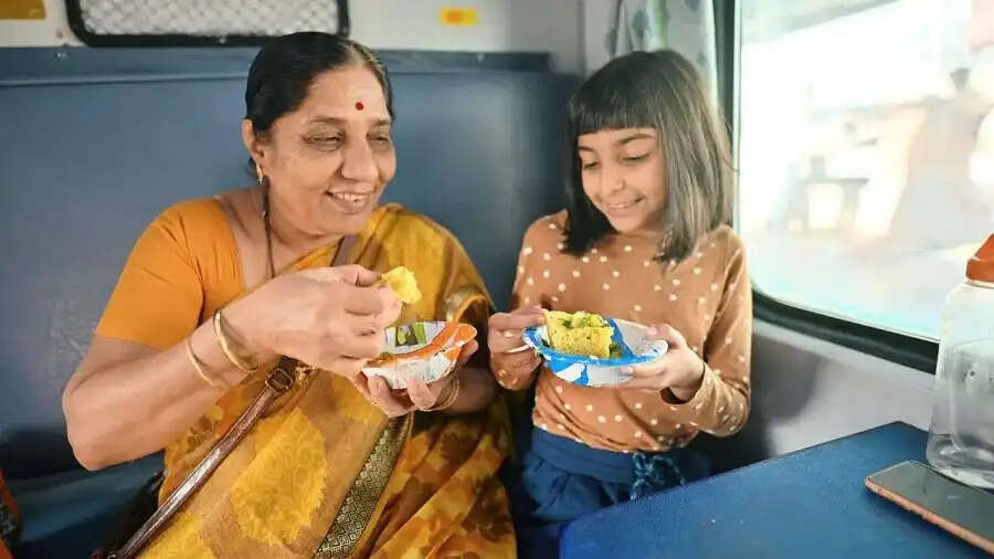Travel Tips- ट्रेन सफर के दौरान भूख को कहें बाय-बाय, ऐसे मंगवाएं अपना पसंदीदा खाना