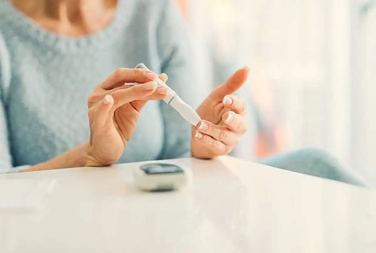 Health Tips- डायबिटीज होने पर शरीर में दिखाई देते हैं ये लक्षण, भूलकर भी ना करें नजरअंदाज