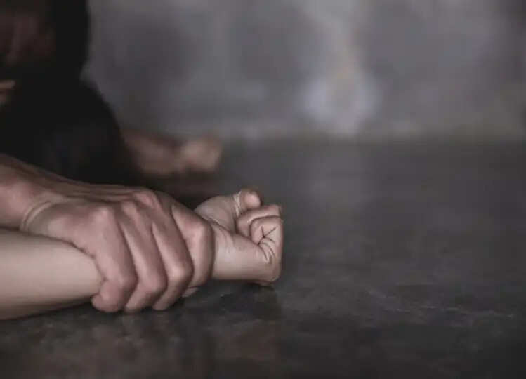 Crime: 11 साल की बच्ची के साथ रेप करने में शख्स को उसकी पत्नी ने ही की मदद, बाहर से कर दिया दरवाजा बंद, चीखती रही मासूम लेकिन...