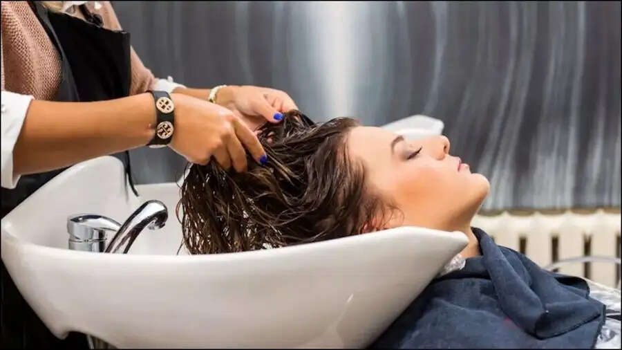 Hair Spa-&nbsp;हेयर स्पा कराने नहीं जाना पड़ेगा पार्लर, ऐसे कर सकते हैं घर