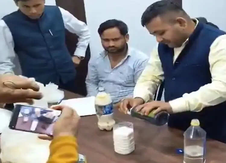 एक लीटर केमिकल से शख्स ने बनाया 500 लीटर मिलावटी दूध, देखें वायरल वीडियो