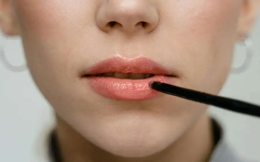 Lips Care Tips-&nbsp;होंठ सूखने का कारण केवल सर्दी ही नहीं, बल्कि इन चीजों की कमी भी होती हैं