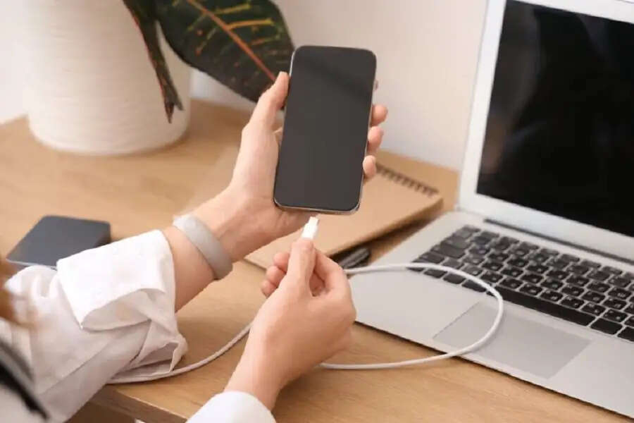 Mobile Charge-&nbsp;क्या आप मोबाइल को लैपटॉप से चार्ज करते हैं, हो सकता हैं बड़ा नुकसान