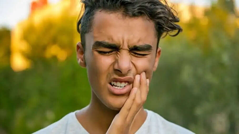 Teeth Care Tips- क्या आपके दांतों में दर्द हो रहा हैं, तो अपनाएं ये घरेलू नुस्खें