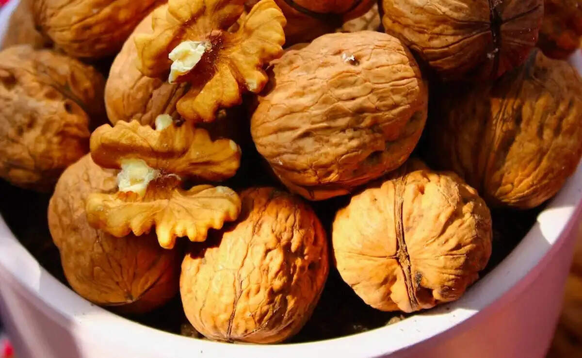 Health Tips- सर्द मौसम में स्व्स्थ रहने के लिए आहार मे शामिल करे भीगे हुए अखरोट, जानिए सेवन के लाभों के बारें में
