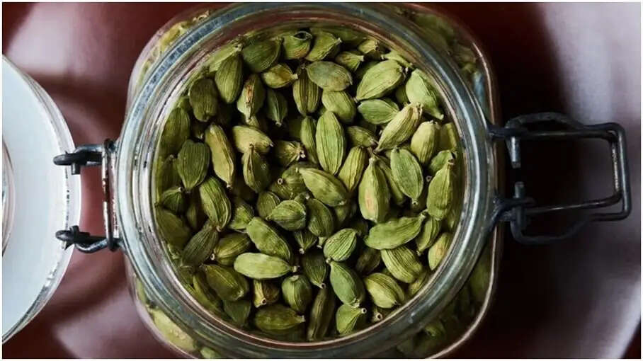 Health Tips- स्वास्थ्य के लिए फायदेमंद होता हैं इतनी इलायची का सेवन, जानिए सेवन के फायदों के बारे में