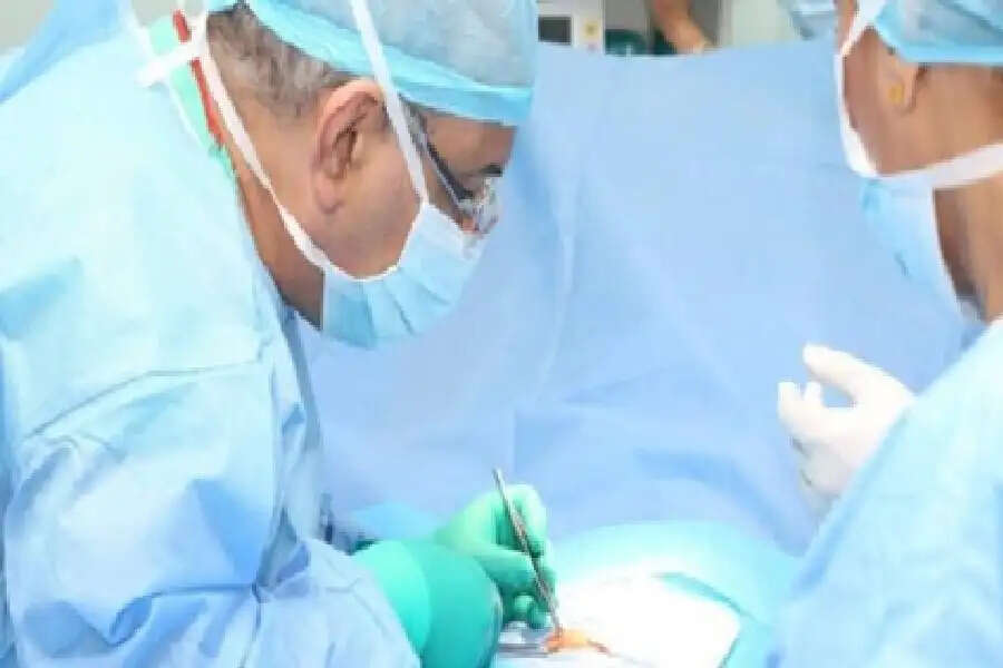 नहीं मिली दर्द से राहत तो यूट्यूब वीडियो देख शख्स ने खुद ही कर लिया खुद का ऑपरेशन, लगा लिए 11 टाँके, आ गई अस्पताल पहुंचने की नौबत