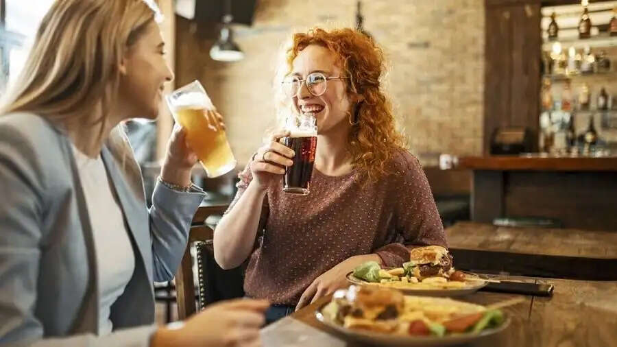 Health Tips-  शराब के साथ भूलकर भी ना करें इन चीजों का सेवन, शरीर के लिए होते हैं जहर