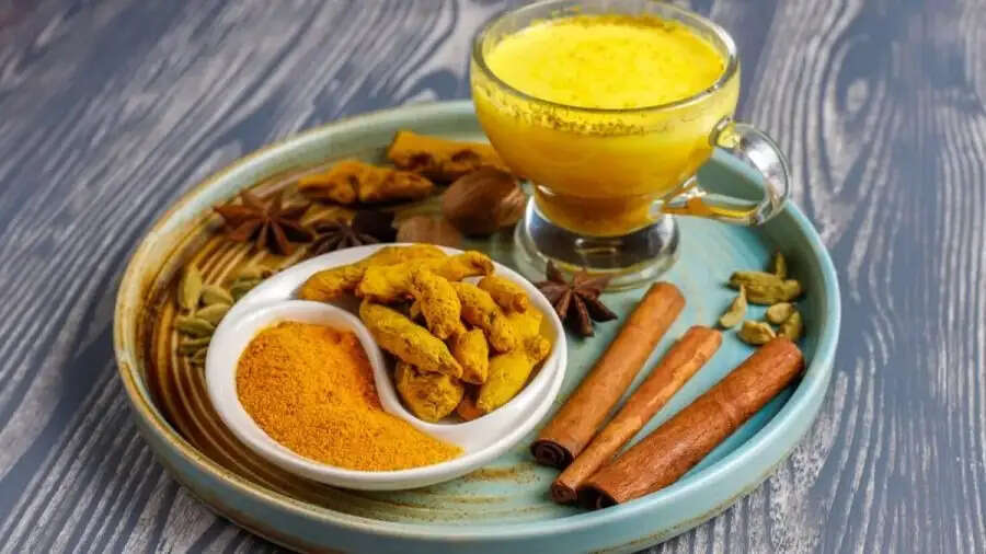 Health Tips-&nbsp;स्वस्थ स्वास्थ्य के लिए हल्दी वाला दूध कब पीना चाहिए, सुबह या शाम