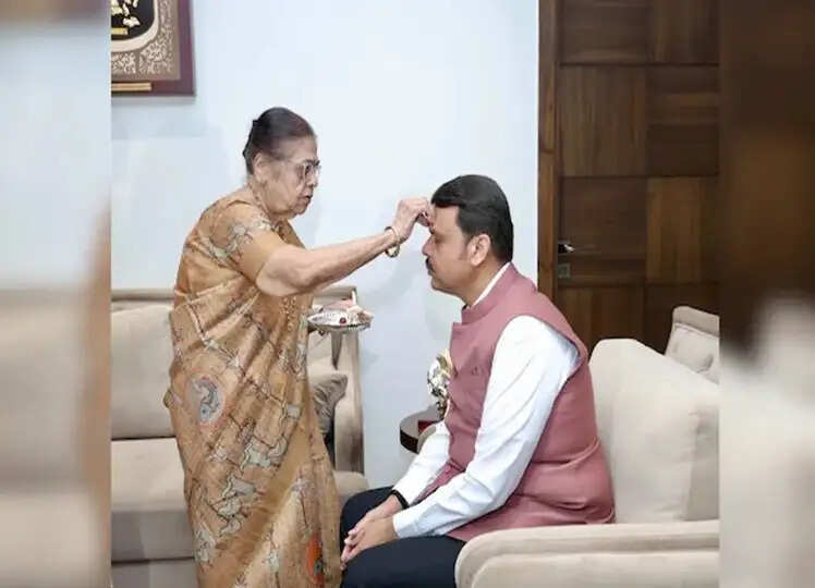 Devendra Fadnavis ने अपने शपथ ग्रहण समारोह के इन्वाइट में ये मिडिल नेम शामिल
