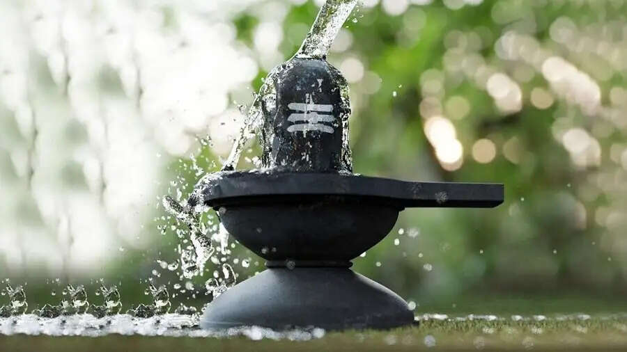 Jyotish Tips- शिवलिंग पर इस समय चढ़ाना चाहिए पानी, जानिए सही समय