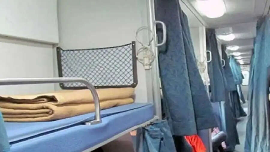 Train Tips- 1 महीने कितनी बार तकिए, कबंल और चादर धोती हैं रेलवे विभाग, जानिए पूरी डिटेल्स