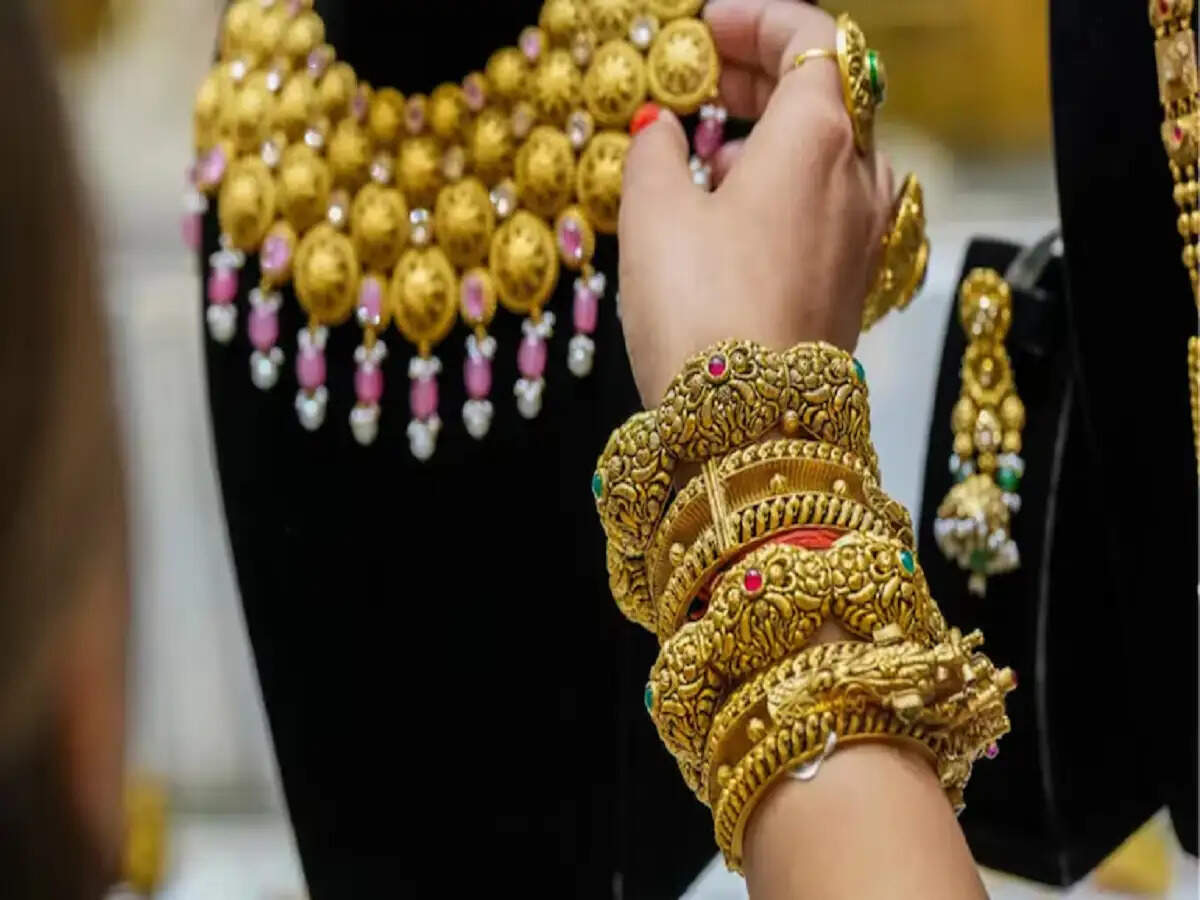 Gold Price Today: सोने में गिरावट बढ़ी, चांदी में तेजी; प्रमुख शहरों के ताजा रेट जानें