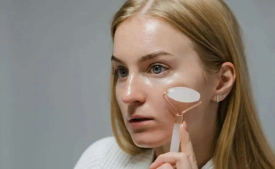 Skin Care Tips-&nbsp;चमकती और बेदाग त्वचा पाने के लिए सोने से पहले इस तेल की करें मसाज, जानिए इस तेल के बारे में