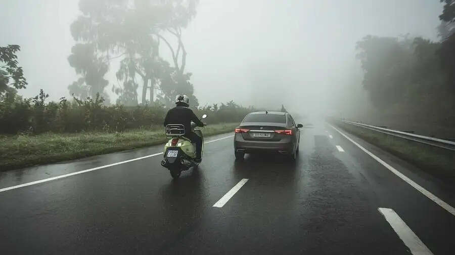 Driving Tips-&nbsp;सर्दी के कारण बढ़ गया हैं कोहरा, सुरक्षित ड्राइविंग चलाने के लिए अपनाएं ये टिप्स