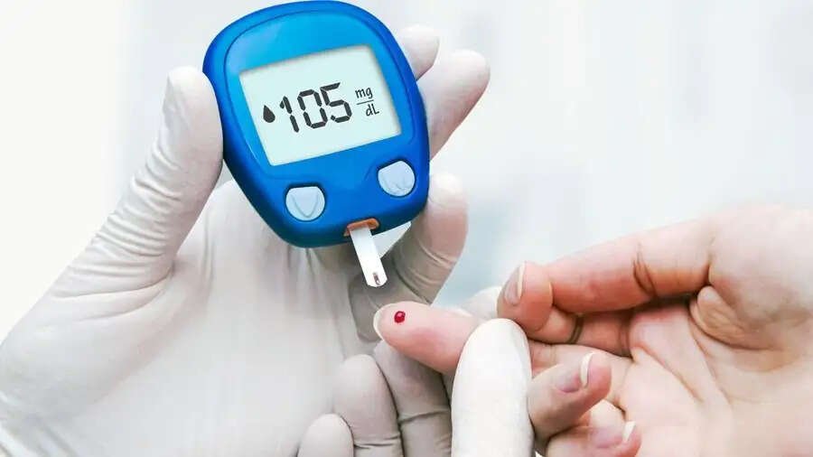 Health Tips- शरीर में शुगर लेवल बढ़ने पर दिखाई देते हैं ये लक्षण, भूलकर भी ना करें नजरअंदाज