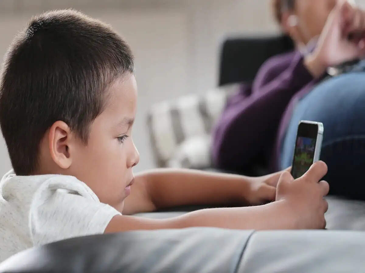 Child Care Tips- मोबाइल फोन देखने की लत बना रही हैं बच्चों को अंधा, इस उम्र वालों को सबसे ज्यादा खतरा