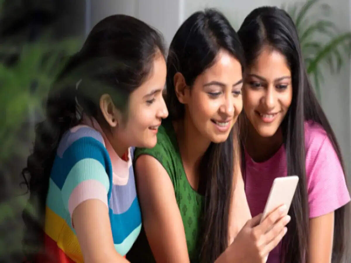 Recharge Plans- क्या आप बार बार रिचार्ज करा कर थक गए हैं, तो इन प्लान्स को अपनाएं