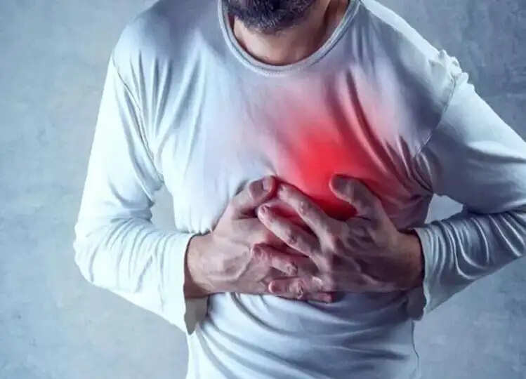 Heart Attack Prevention: सर्दियों में हार्ट अटैक से बचने के लिए आपको भी आजमाने चाहिए ये टिप्स