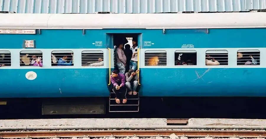 Train Chain Pulling Rules –&nbsp;ट्रेन यात्रा करते समय बिना वजह&nbsp;खींची इमरजेंसी चेन, तो जाना पड़ सकता हैं जेल, जानिए पूरी डिटेल्स