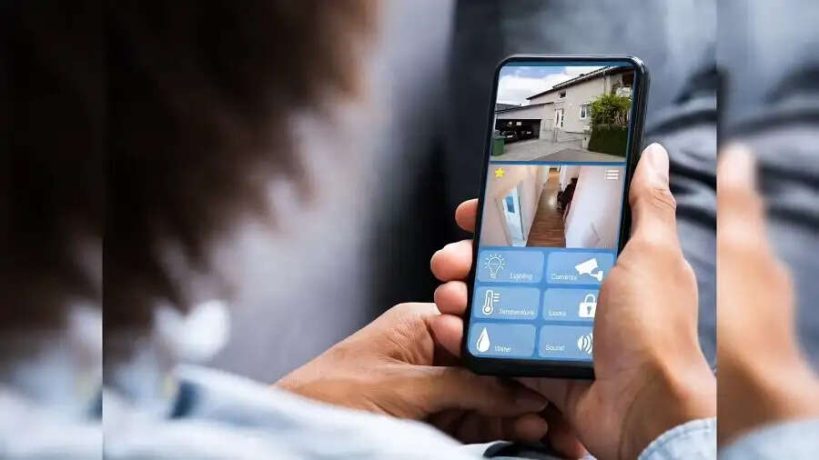Smartphone Tips- क्या घर में फोन खराब पड़ा है, तो उसका&nbsp;CCTV की तरह इस्तेमाल
