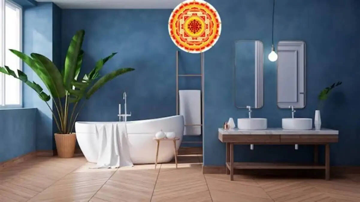 Vastu Tips- क्या घर में बढ़ रहे क्लेश, तो बाथरूम के कोने में रख दे ये चीज