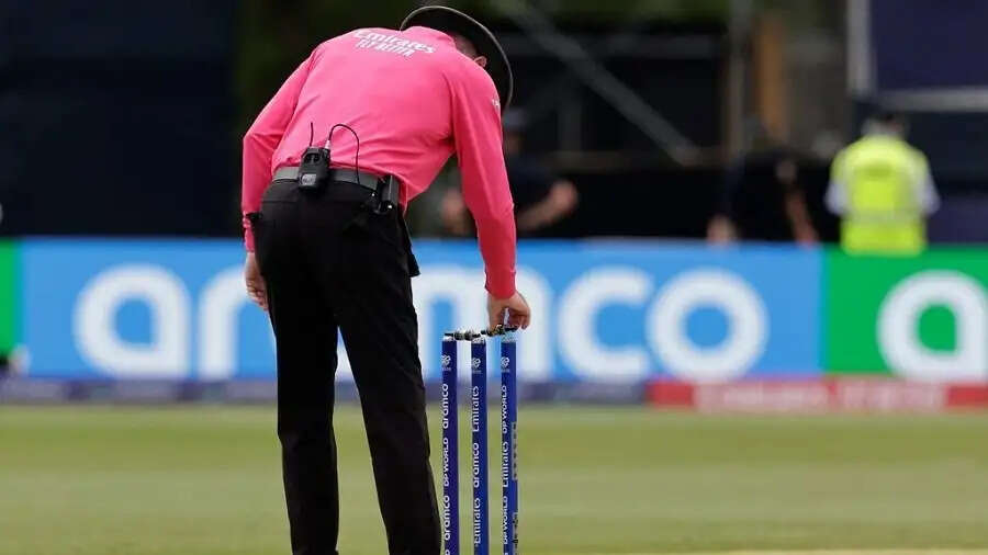 Sports News- आखिर क्यों क्रिकेट अंपायर हाथ में कैंची रखते हैं, चलिए जानते हैं