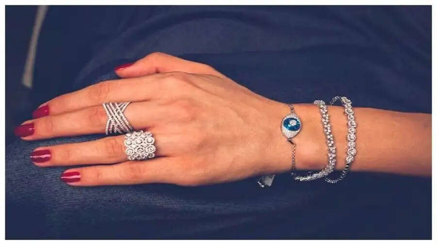 Silver Ring- किस उंगली में मनुष्य को चांदी अंगूठी पहननी चाहिए, जानिए पूरी डिटेल्स