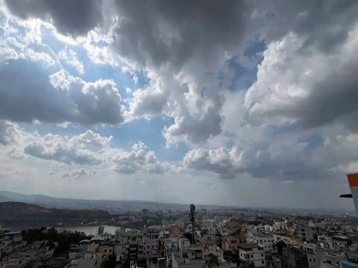 Aaj Ka Mausam: घूमने का बना रहे हैं प्लान तो जानें पहाड़ी इलाकों समेत अन्य राज्यों में क्या है मौसम का हाल