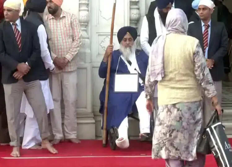 अकाली दल अध्यक्ष सुखबीर सिंह बादल स्वर्ण मंदिर में धोएंगे बर्तन, जूते साफ करेंगे, बाथरूम साफ करेंगे, जानिए क्यों
