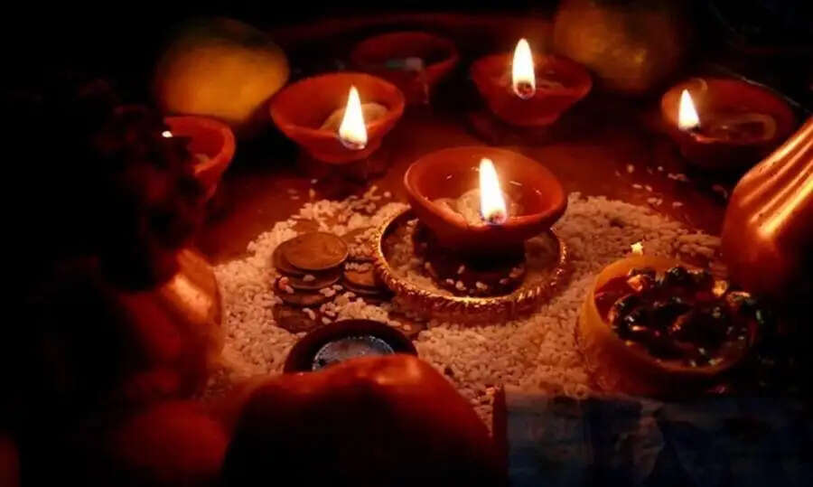 Diwali Special- धन वर्षा के लिए दिवाली पर करें ये वास्तु उपाय, आइए जानें इनके बारे में