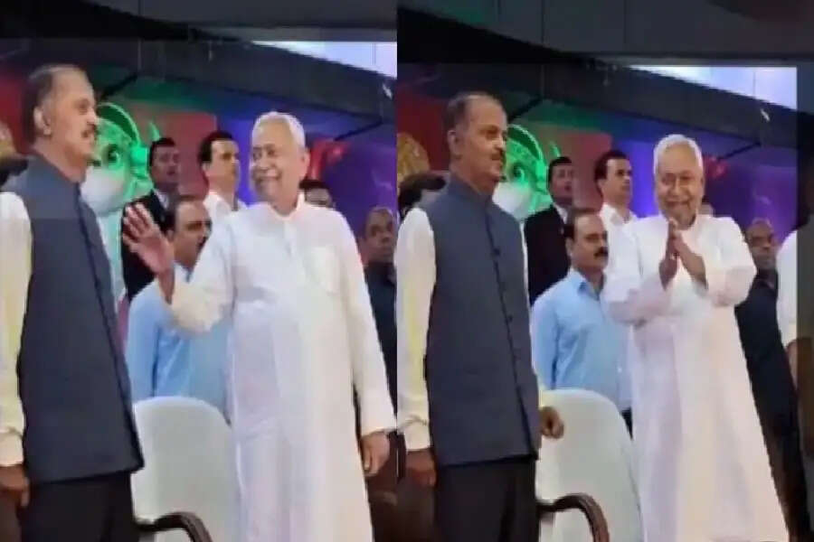 Viral Video:  नीतीश कुमार राष्ट्रगान के दौरान ‘हंसते और बातें करते’ आए नजर, विपक्ष ने की आलोचना