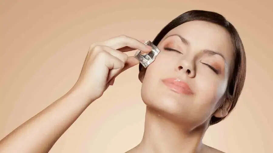 Skin Care Tips-  क्या आप हद से ज्यादा अपने चेहरे पर बर्फ रगड़ रहे हैं, तो जान लिजिए इसके नुकसान
