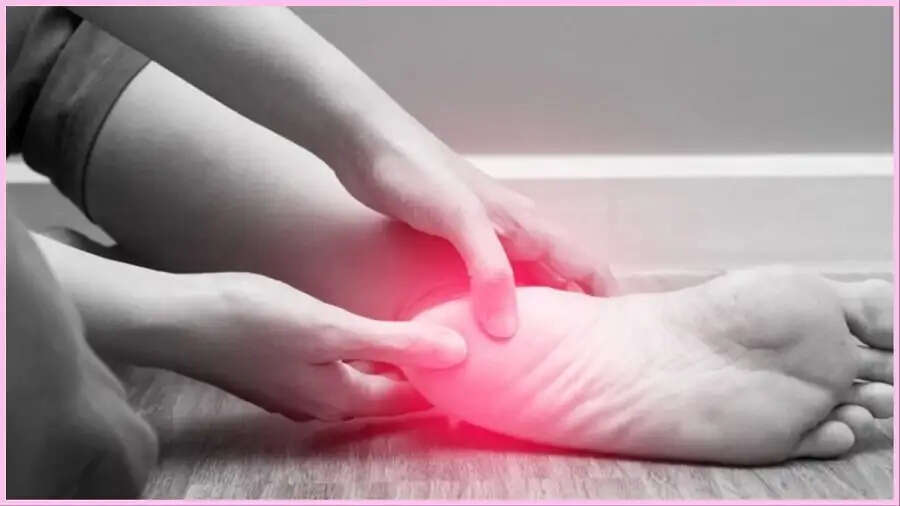 Health Tips- क्या सुबह उठते ही एडी में होता हैं दर्द, तो इस बीमारी के शिकार हो गए हैं आप