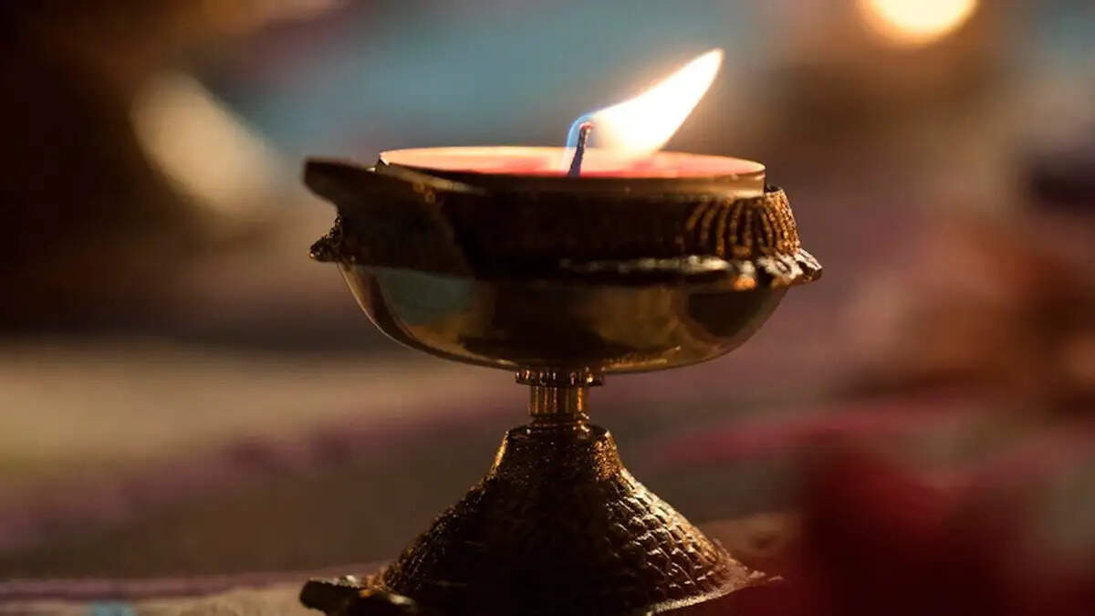 Jyotish Tips- धनवान बनना चाहते हैं, तो घर में रोज जलाए दीपक