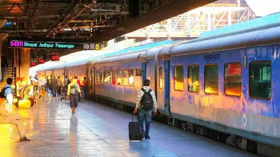 Train Tips- क्या आपको पता हैं कि&nbsp;&nbsp;ट्रेन में&nbsp;AC Coach हमेशा बीच में ही क्यों होता है, चलिए हम आपको बताते हैं