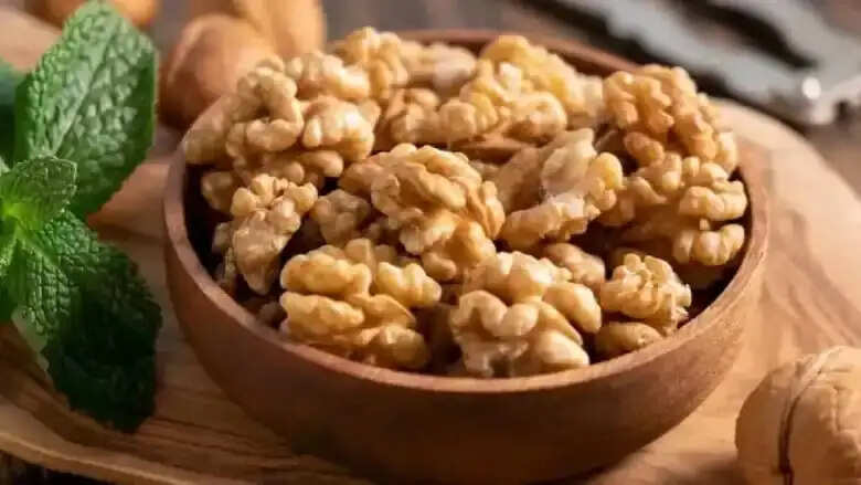 Health Tips- अखरोट खाने के लाभ जानकर हैरान हो जाएंगे आप, आज ही आहार में करें शामिल