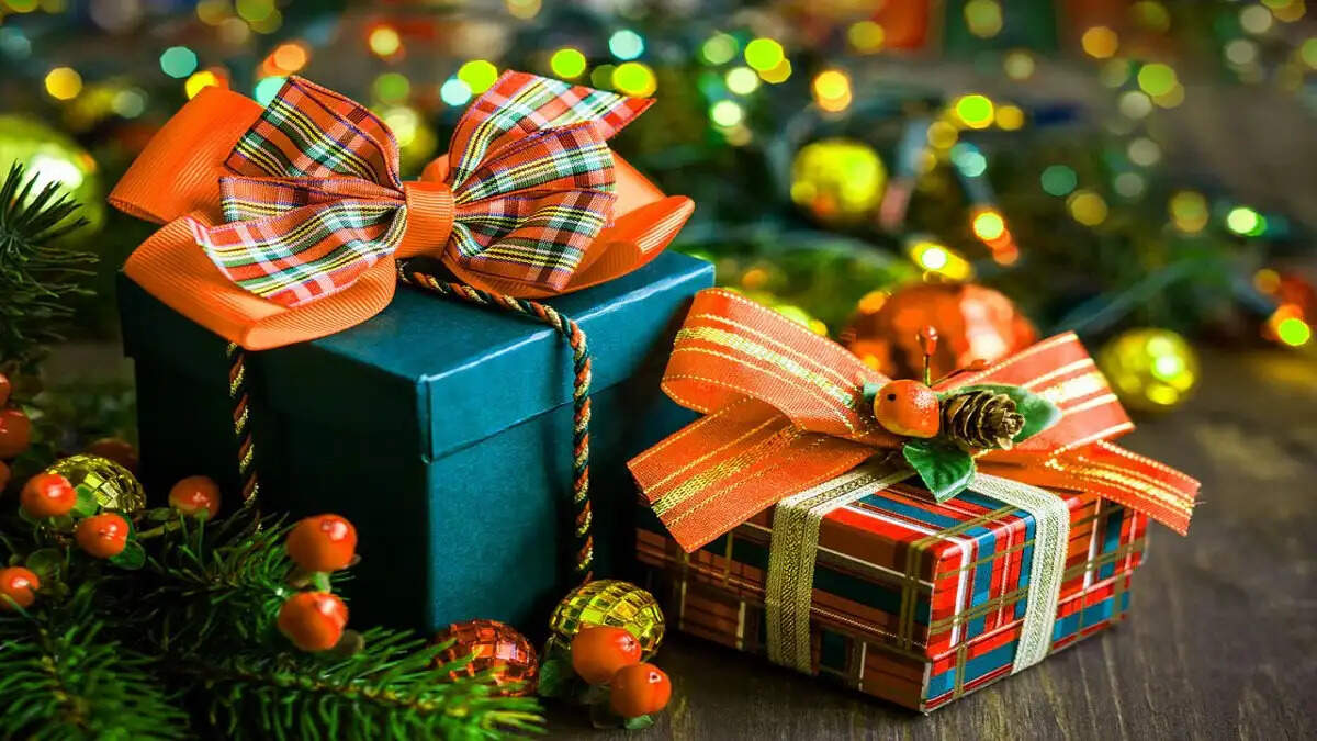 New Year Gift Tips- इस नववर्ष अपनों को दें ये शानदार तोहफे, कंगाली रहेगी दूर