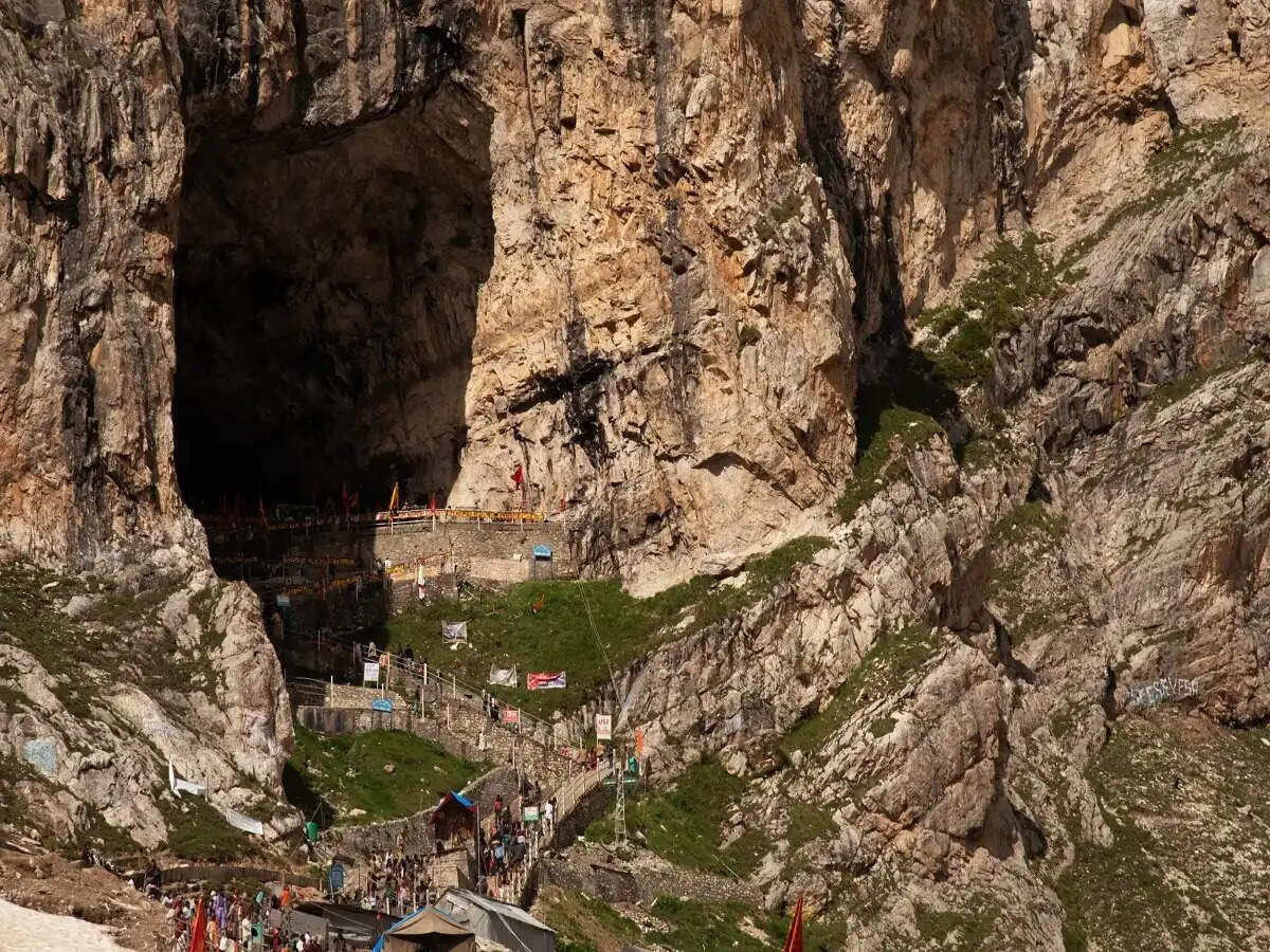 Amarnath Yatra 2026 Travelling Tips : क्या आप अमरनाथ यात्रा पर जा रहे हैं, तो अपने फर्स्ट एड बॉक्स में जरूर रख लें ये दवाएं